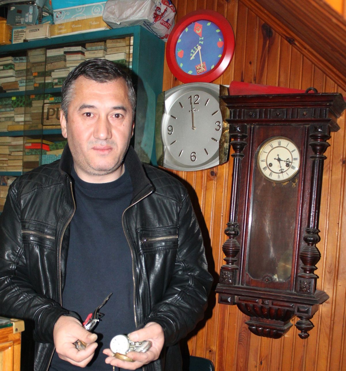 Saat Tamircileri Cep Telefonuna Yeniliyor