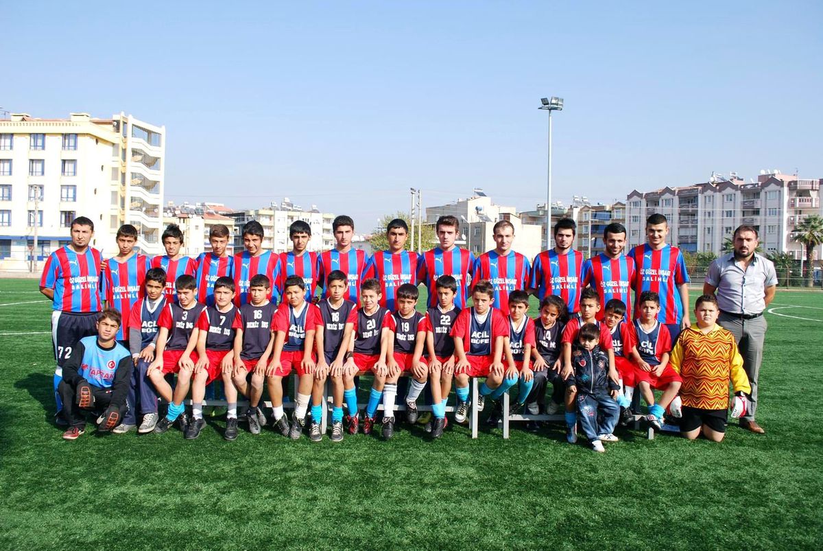 Salihligücü, Sahaya İndi