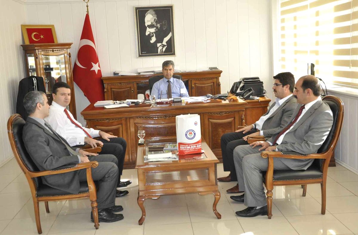 Şanlıurfa Eğitim-Bir-Sen Üyeleri Erkal\'ı Ziyaret Etti