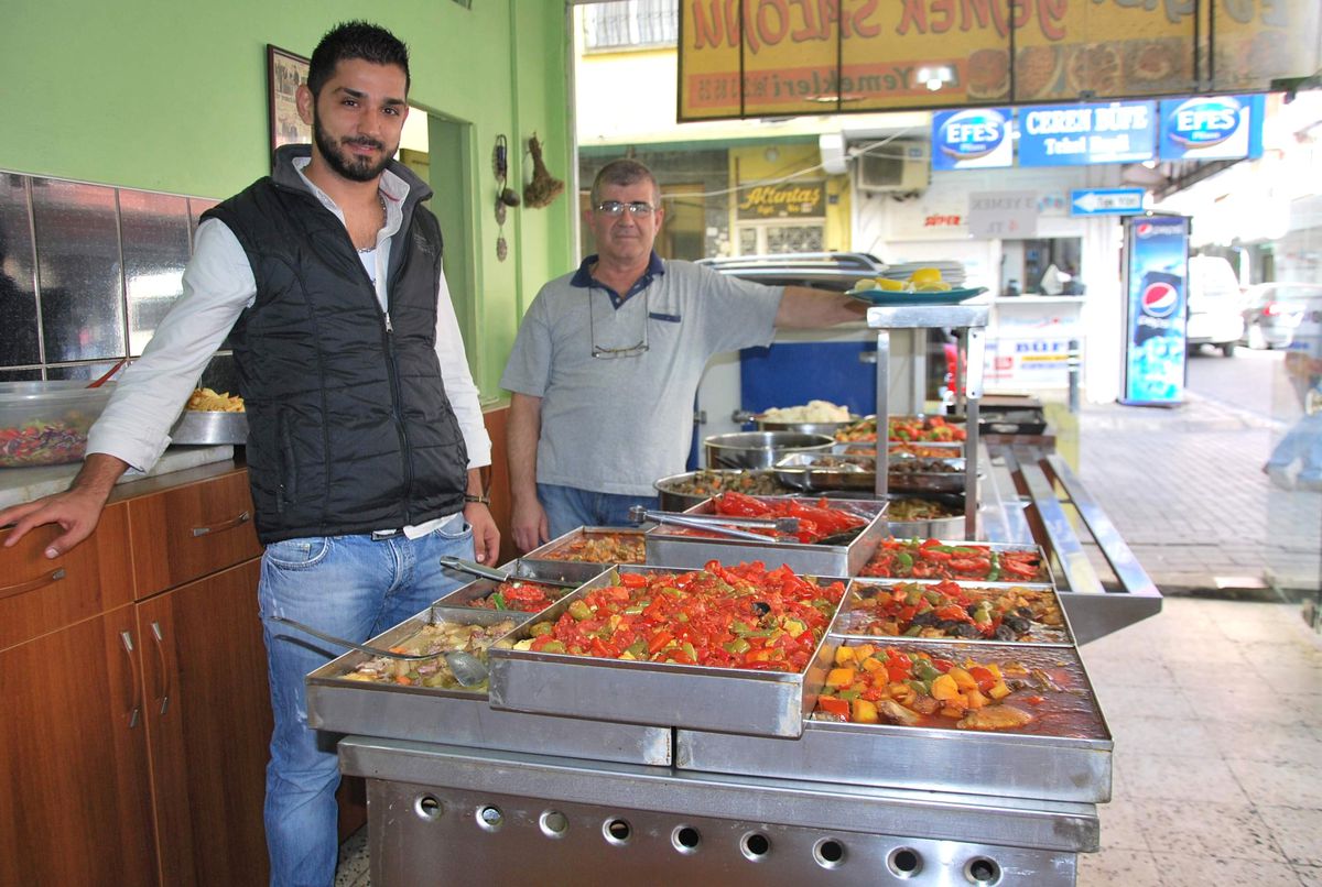 Sıkıntıyı Önce Kendisi Çekti, Şimdi Herkesi Ucuz Fiyata Doyuruyor