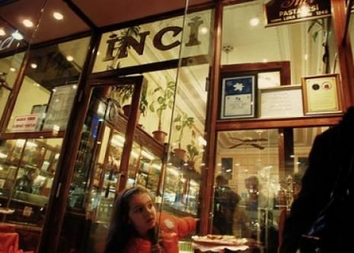 Tarihi İnci Pastanesi\'nde Yıkım Gerginliği