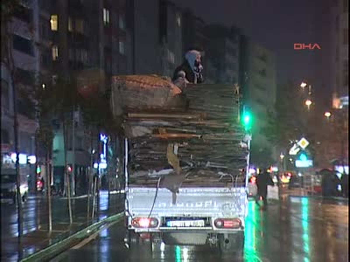 Trafikte Tehlikeli Hareketler Şişli\'de Karton Dolu Bir Kamyonetin Üstünde Oturan Kadın Kendi ve...