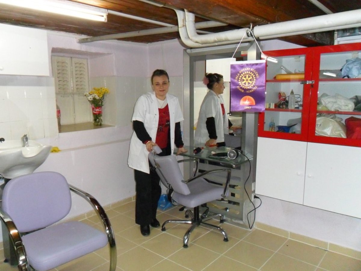 Urla Rotary\'den Kuaförlük Kursuna Destek