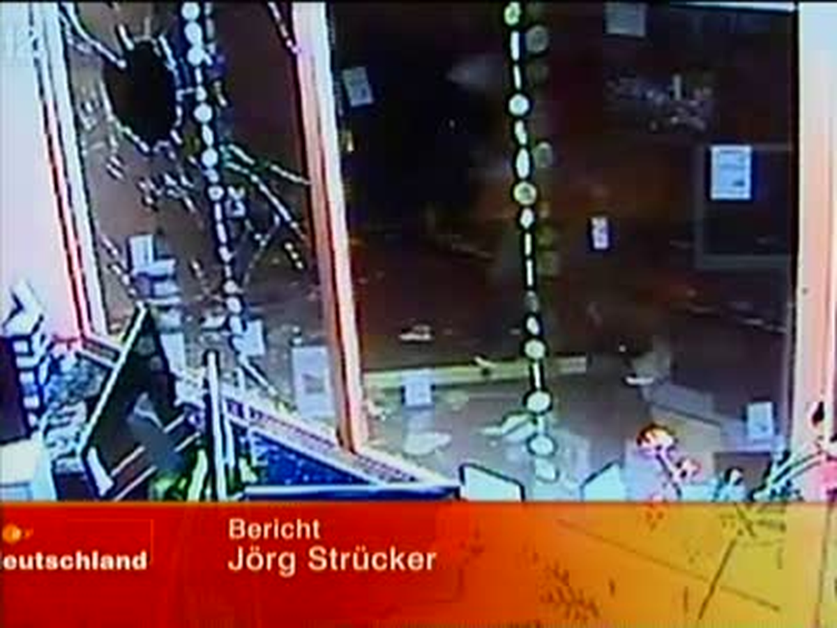 Camı Kırıp Televizyonları Çaldılar