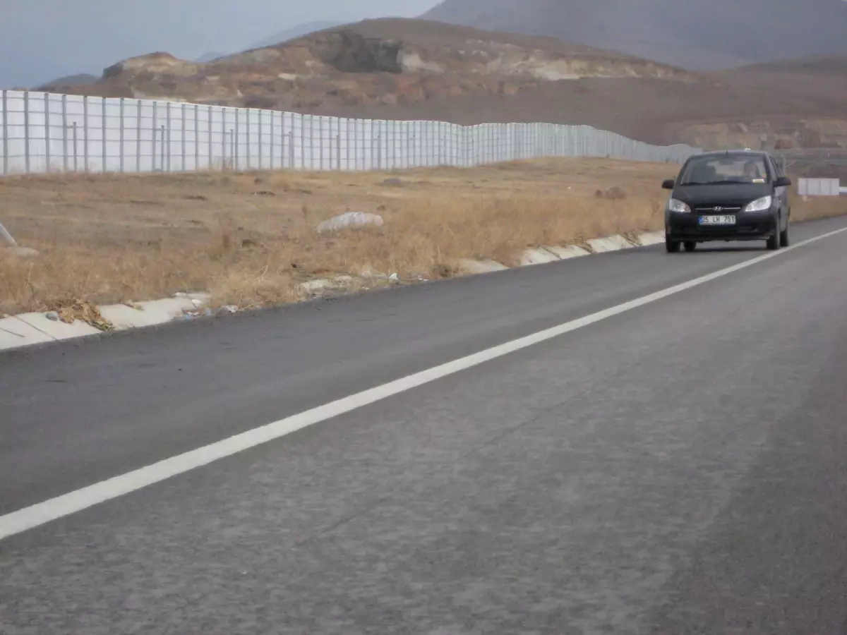 Yolları Kar ve Tipiden 'Kar Siperleri' Koruyor