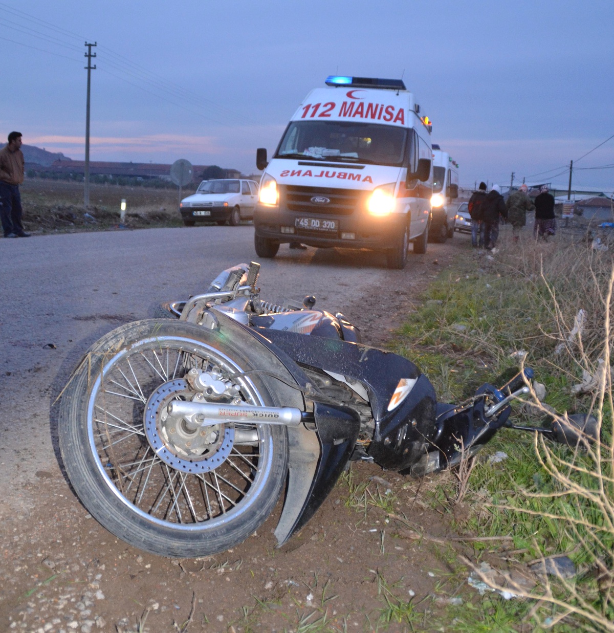 4 Kişinin Bindiği Motosiklet Bankete Yuvarlandı