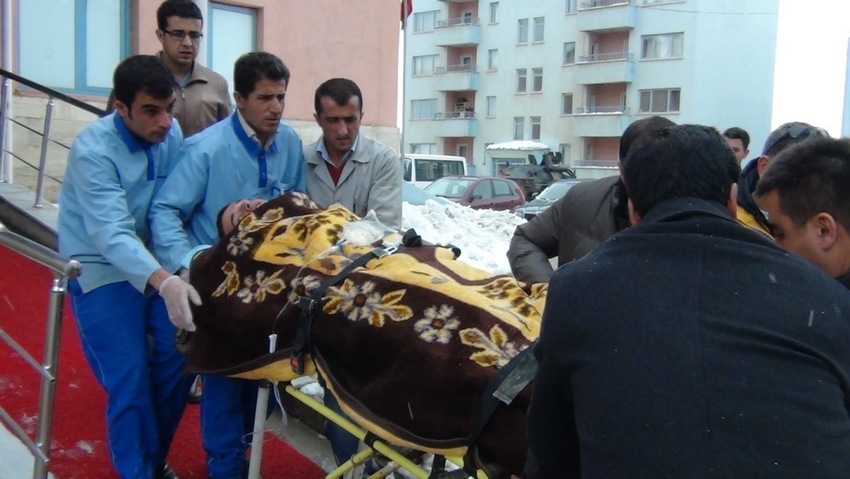 Başkale\'de Askeri Araç Kaza Yaptı, 8 Asker Yaralandı
