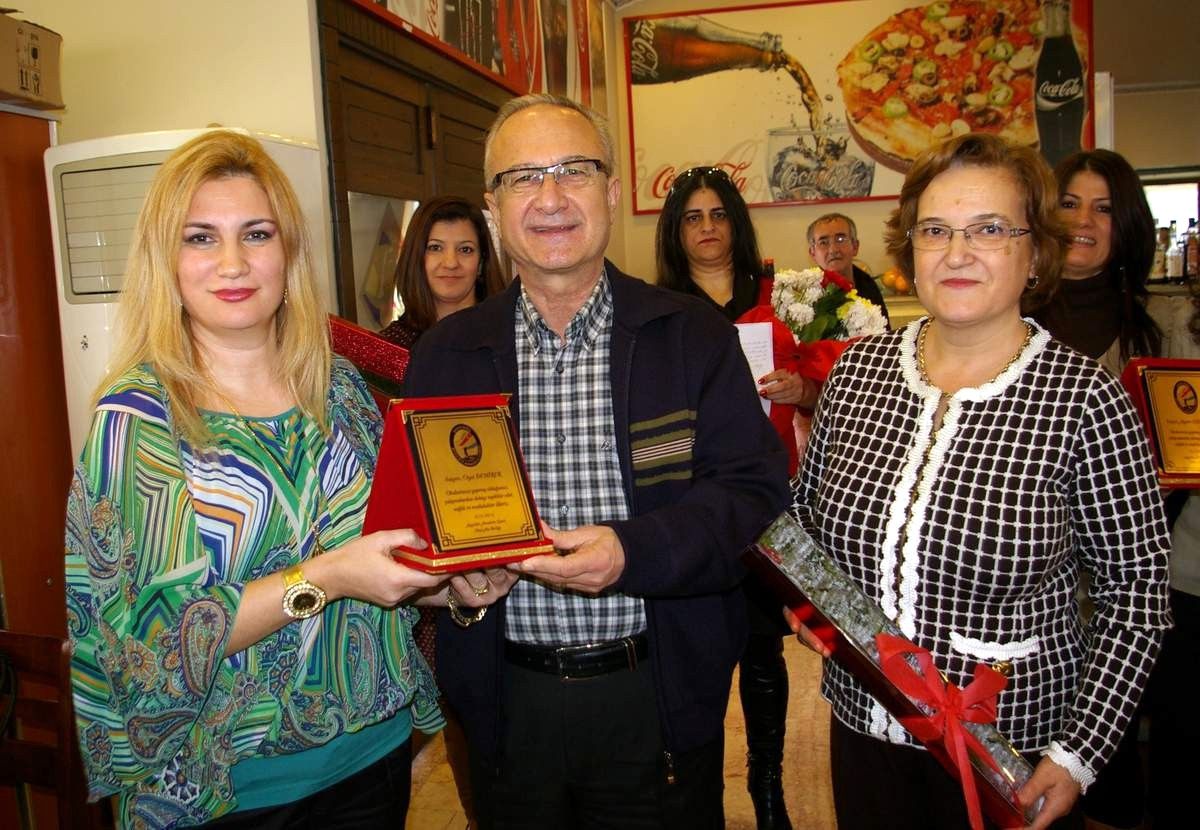 Başkan Pekel\'den Öğrenci Meclisi Başkanına Plaket