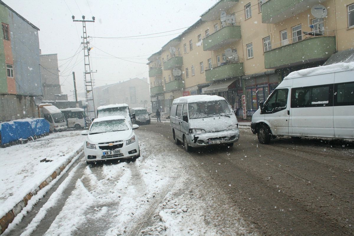 Bulanık\'ta Mevsimin İlk Karı Yağdı