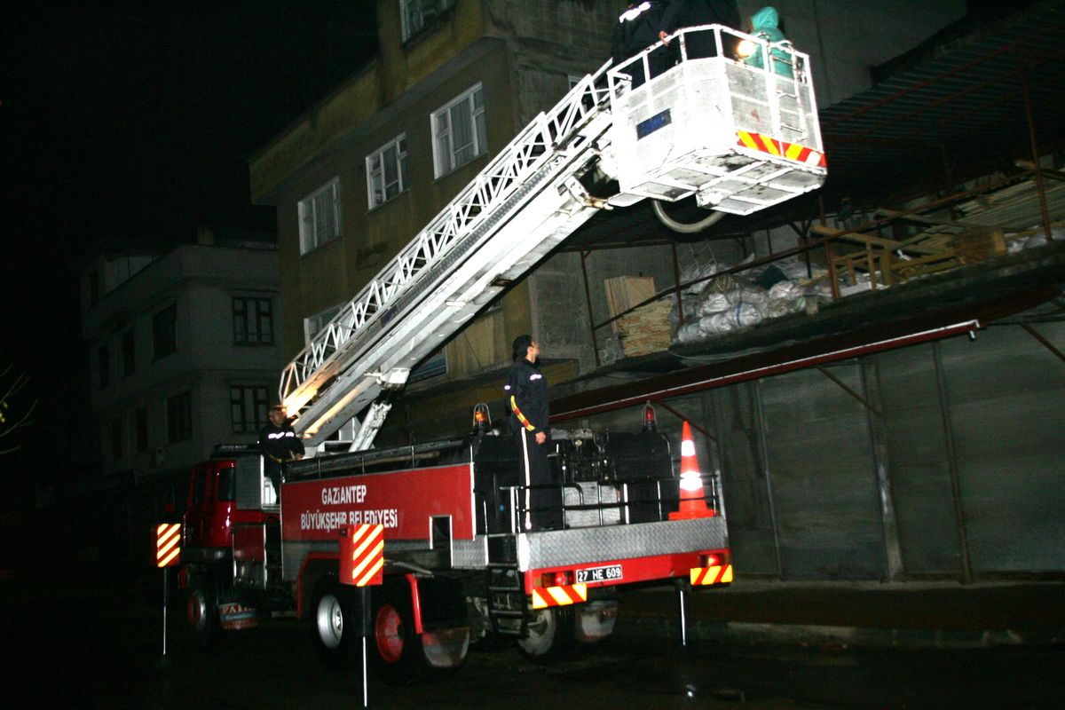 Çatıda Mahsur Kalan Hırsızları Polis ve İtfaiye Kurtardı