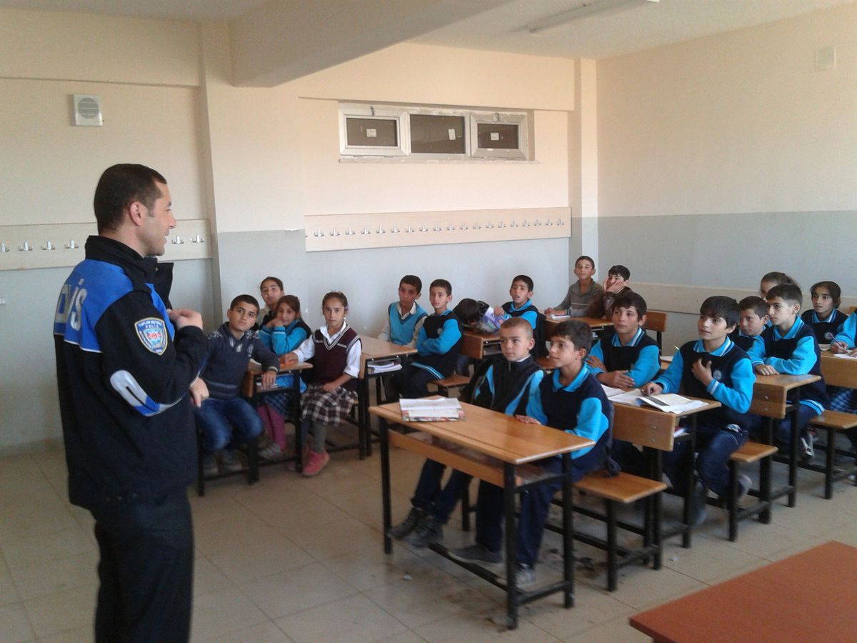 Cizre\'de Toplum Destekli Polislerden Okullara Ziyaret