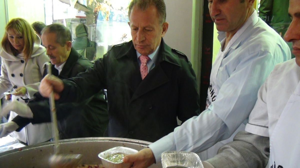 Ege-Koop Genel Başkanı Aslan, Aşure Dağıttı