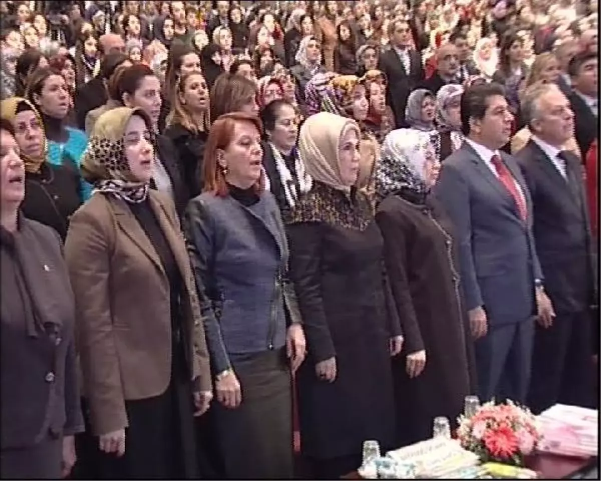 Emine Erdoğan, "Üniversiteli Annelere" Diplomalarını Verdi