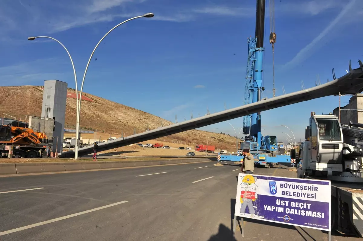 Eskişehir Yolu\'nda Tır\'ın Çarptığı Yaya Üst Geçidi Yerine Yerleştirildi