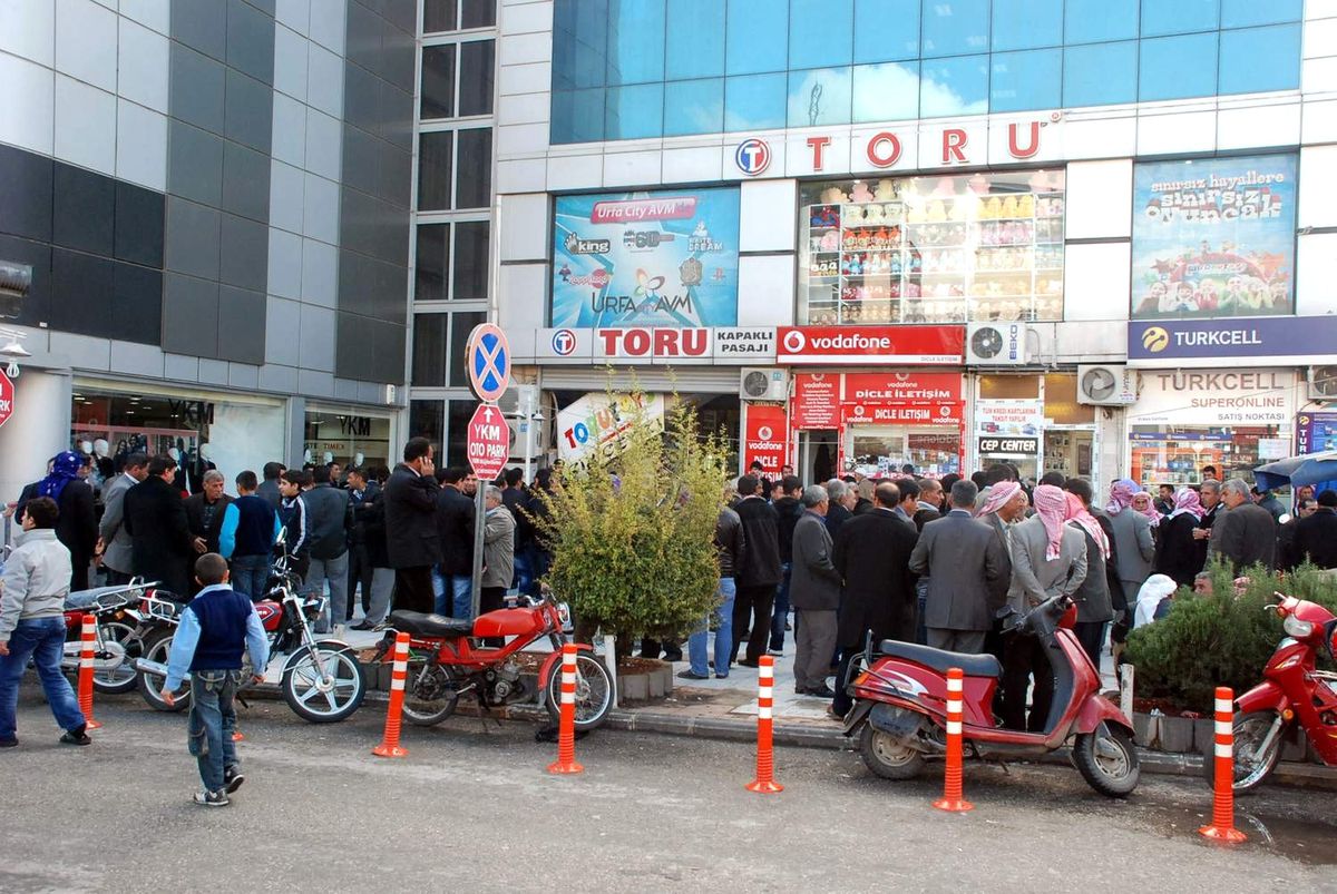 İş Adamının Kardeşi Bıçaklandı, Akrabalar Toplandı