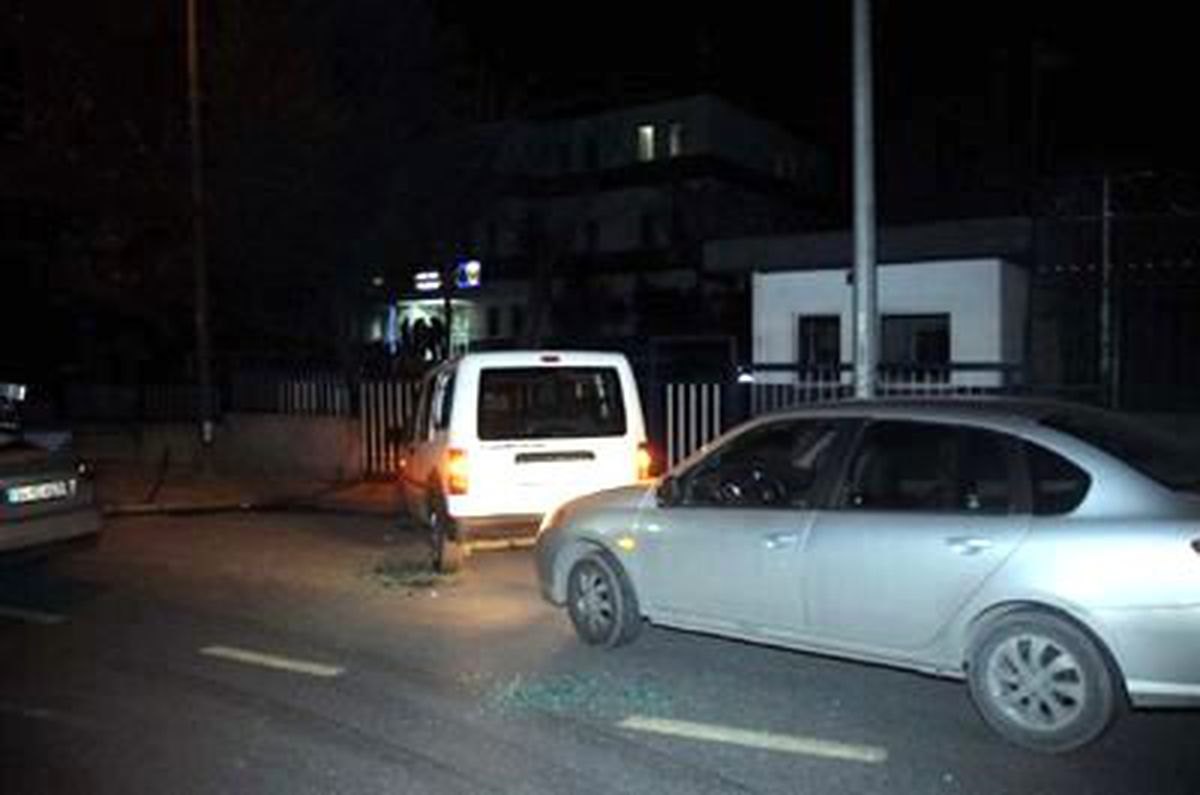 İstanbul\'da Polis Merkezine El Bombalı, Silahlı Saldırı