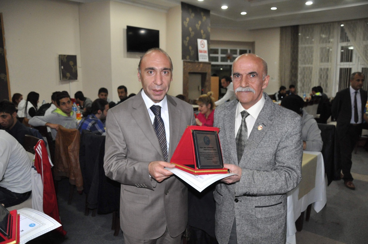 Kaü\'de Voleybol Müsabakalarına Katılanlara Plaket Verildi
