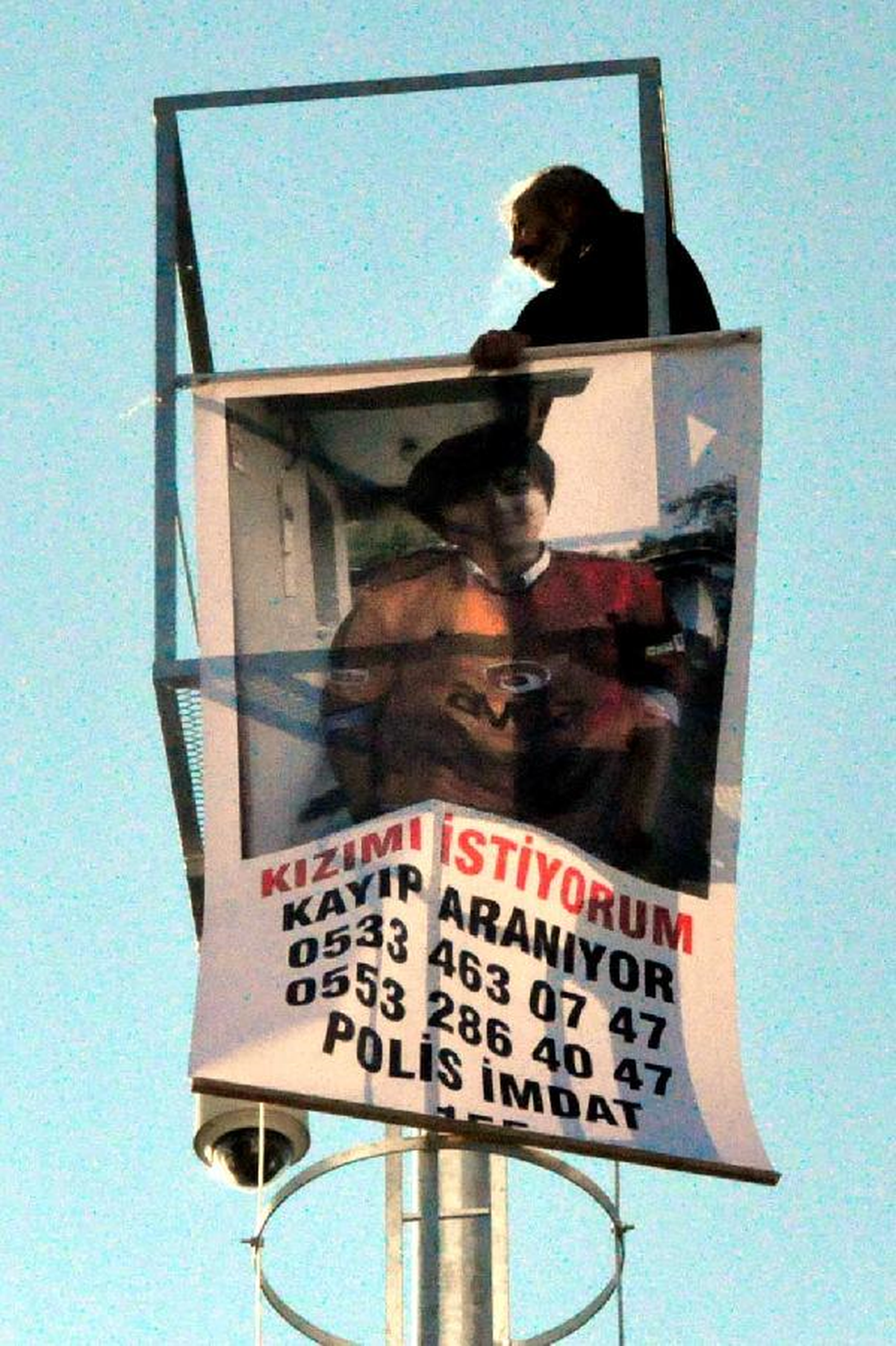 Kayıp Kızının Bulunması İçin Pankartla Mobese Direğine Çıktı