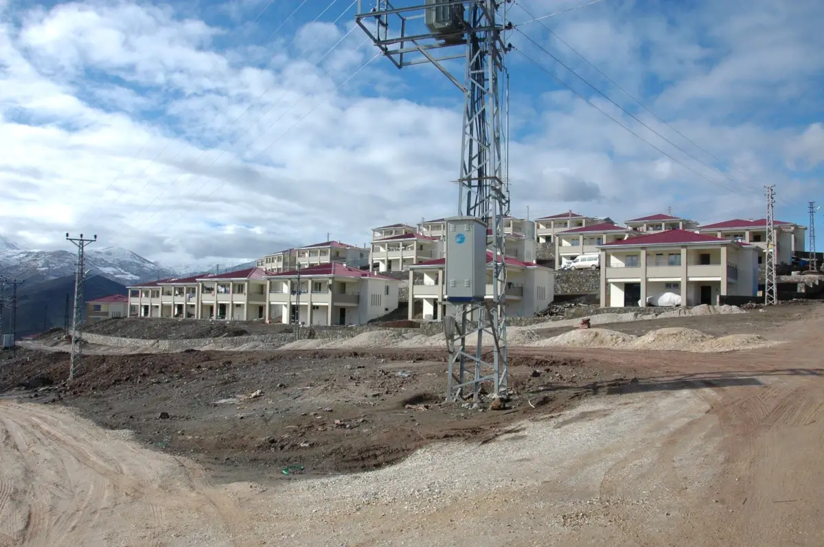 Lüks Evleri Var, Elektrikleri Yok