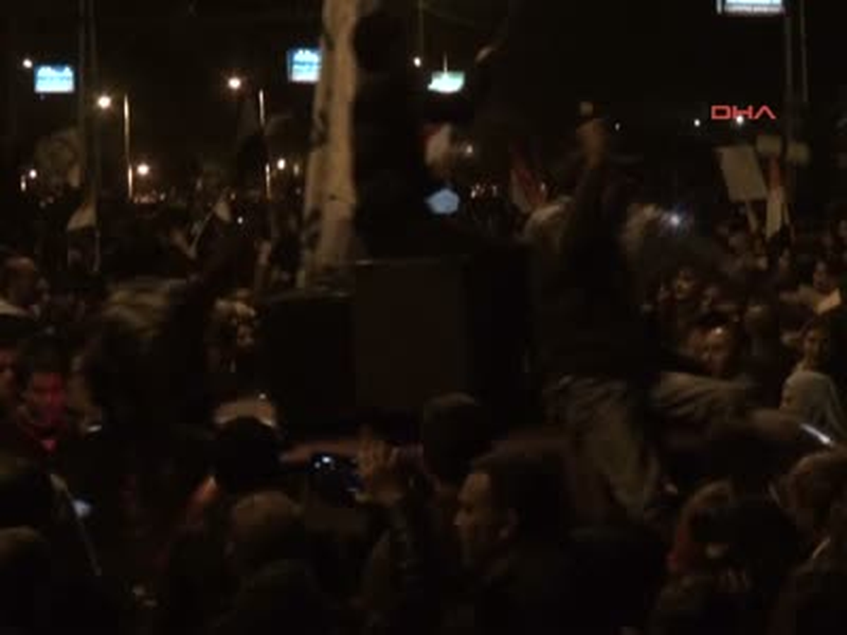 Muhalifler Saray Kapısına Dayandı