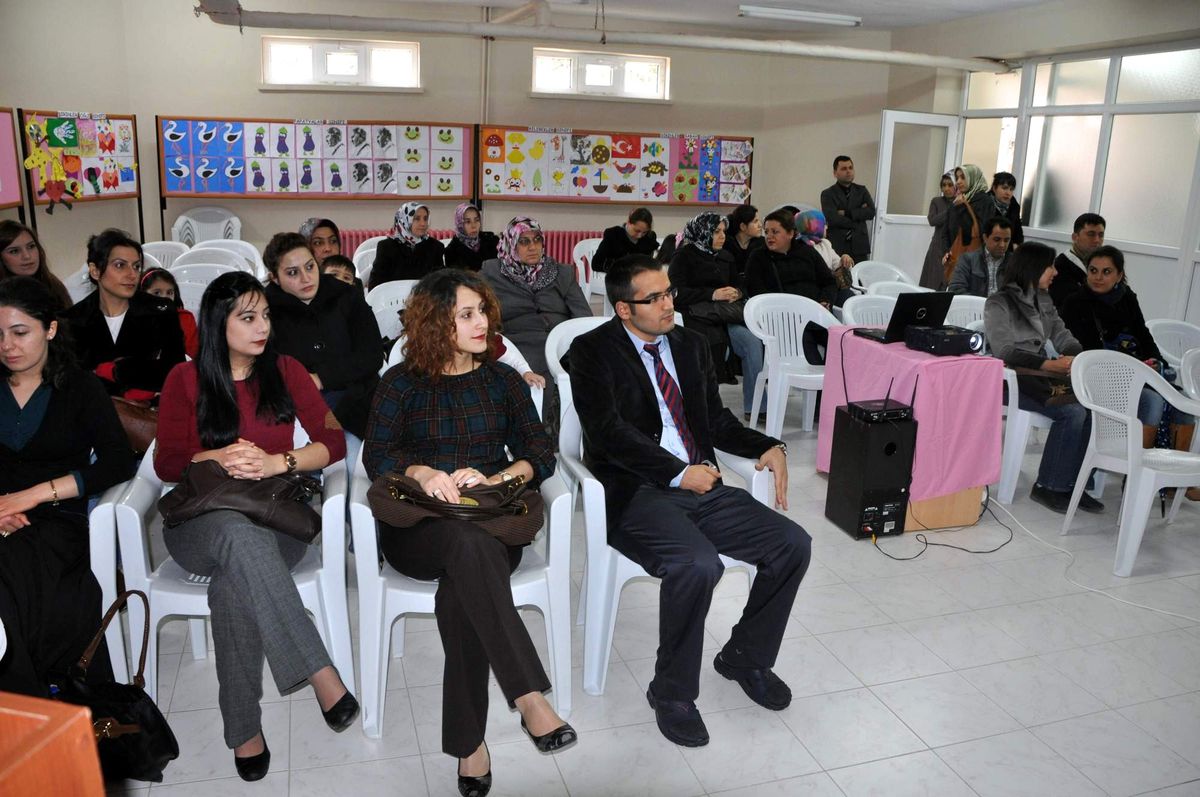 Öğrenci Velilerine Aile Eğitim Semineri Verildi