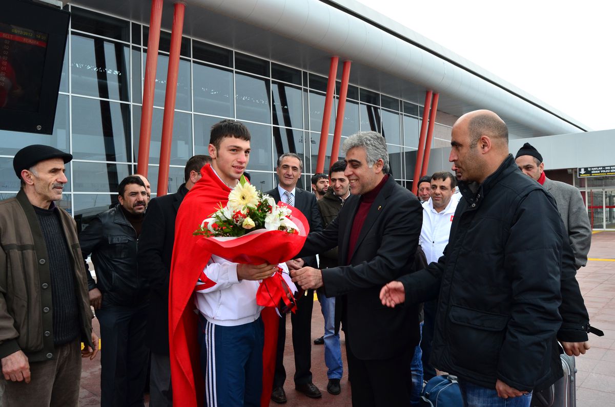 Osman Aydın Davul Zurna ile Karşılandı