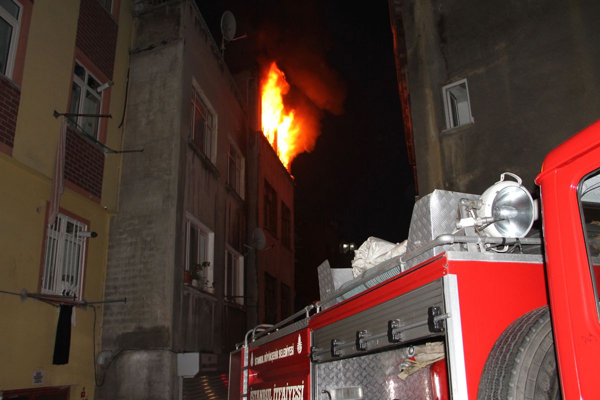 (Özel Haber) Beyoğlu\'nda Yangın Paniği