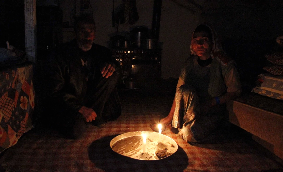 Patlatılan Dinamitler Köyü Karanlıkta Bıraktı