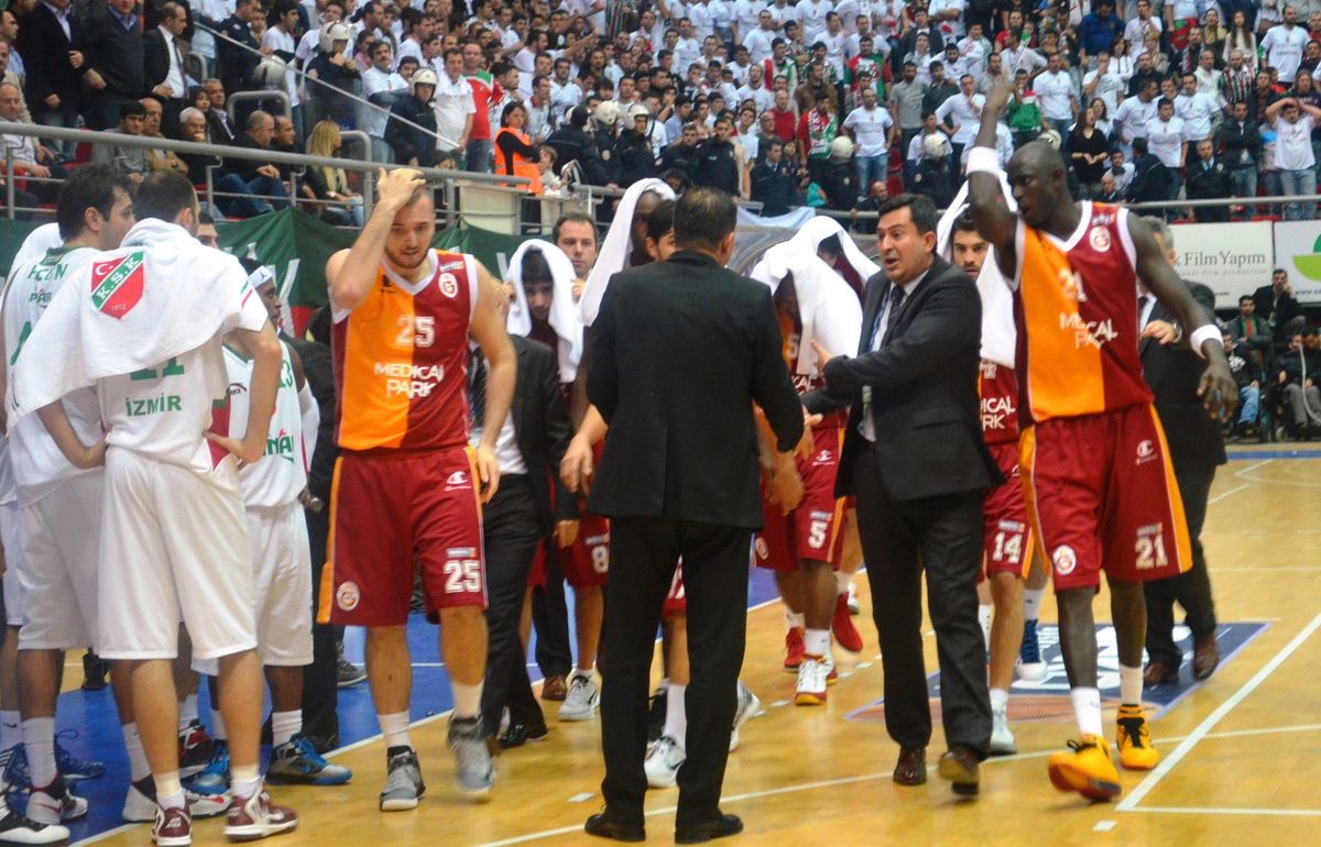 "Hepsini Öldürün" Pankartlı Maç