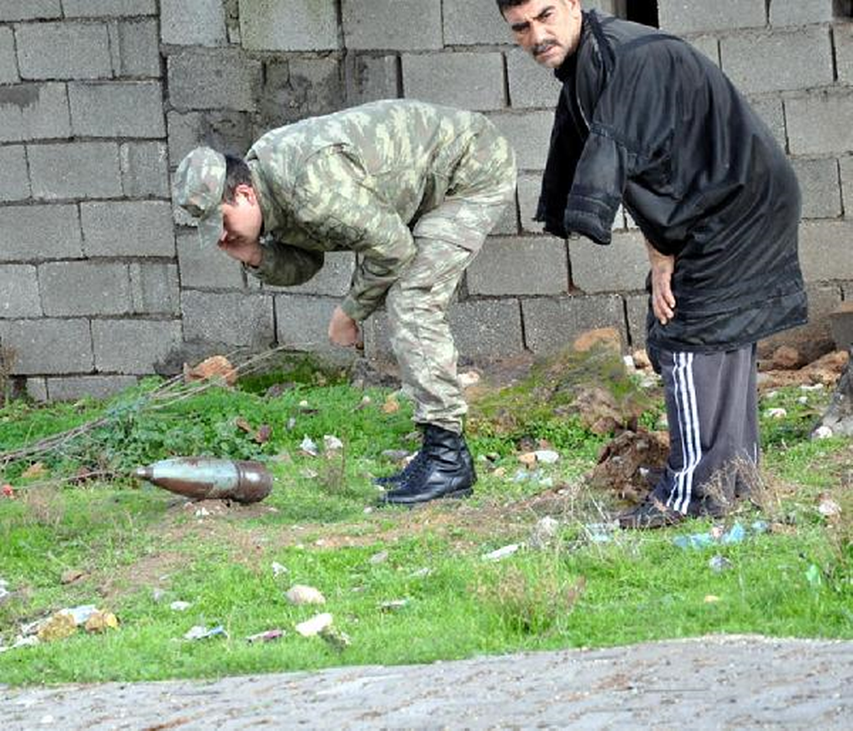 Reyhanlı\'da Çocuklar Patlamamış Top Mermisi Buldu