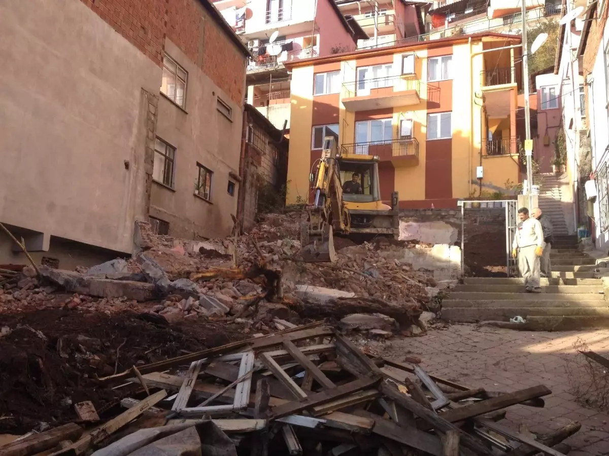 Tehlikeli Yapılar Teker Teker Yıkılıyor