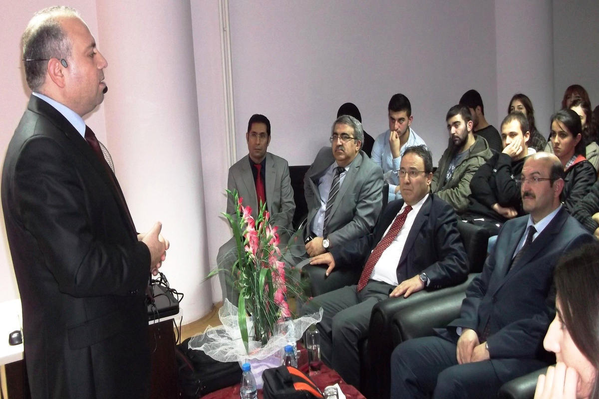 Üniversite Öğrencilerine \'Liderlik ve İletişim\' Semineri