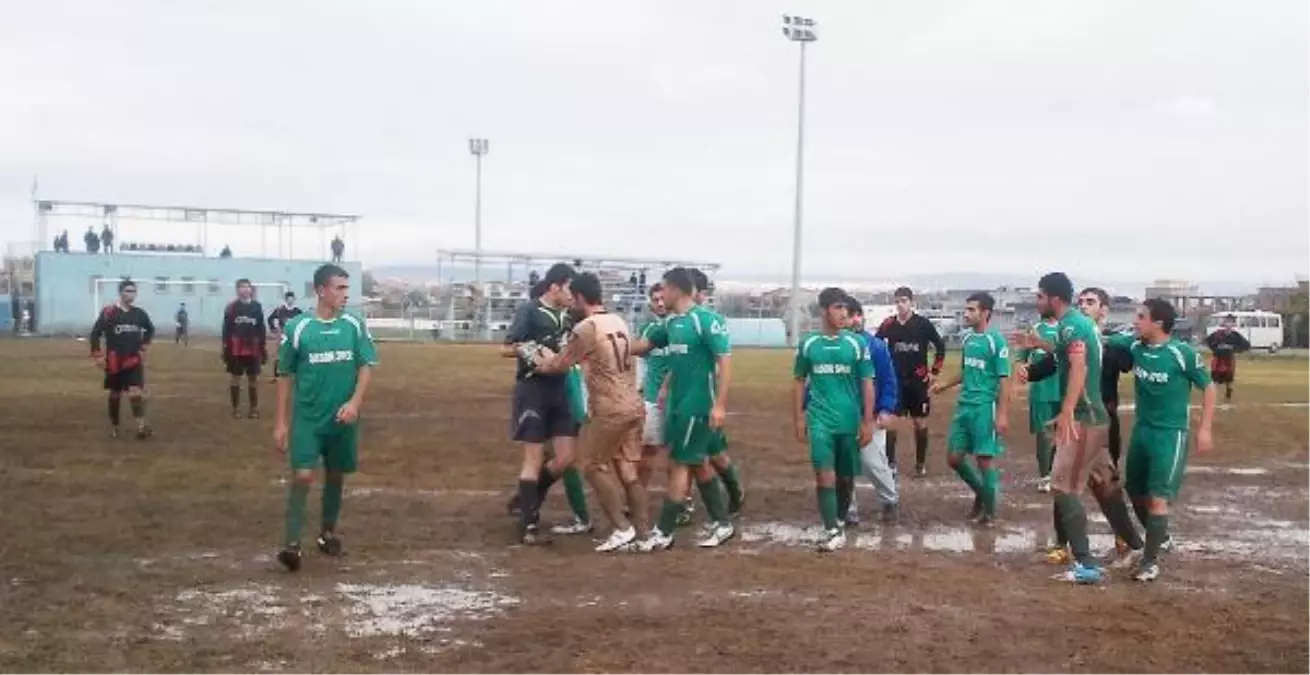 4 Futbolcu, Polis Hakemi Dövdü