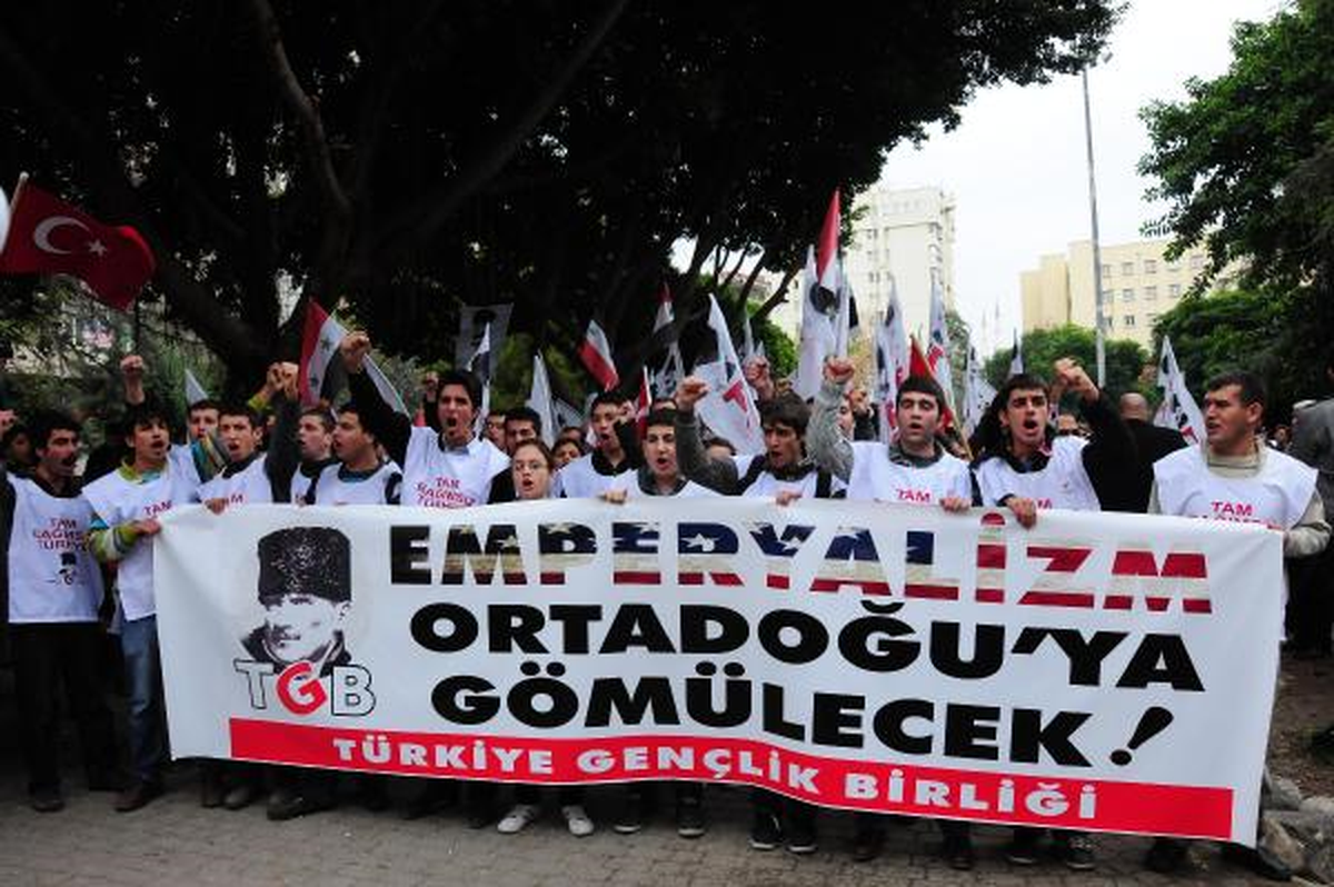 Adana\'da Karton Füzeli NATO Eylemi