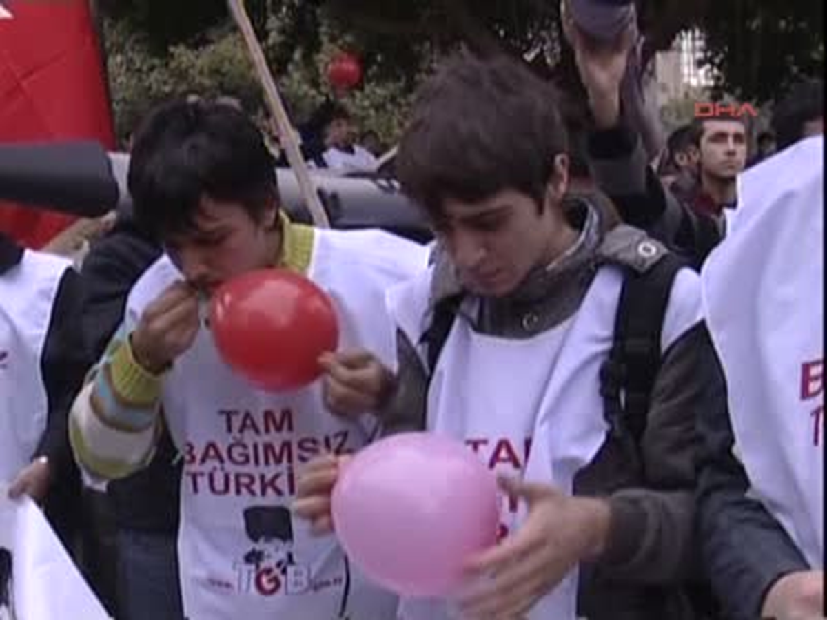 Adana\'da Karton Füzeli NATO Eylemi
