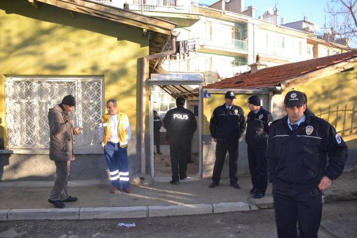 Annesini Yatakta Ölü Buldu