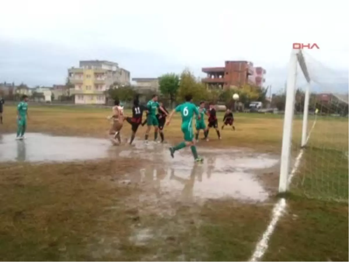 4 Futbolcu, Polis Hakemi Dövdü