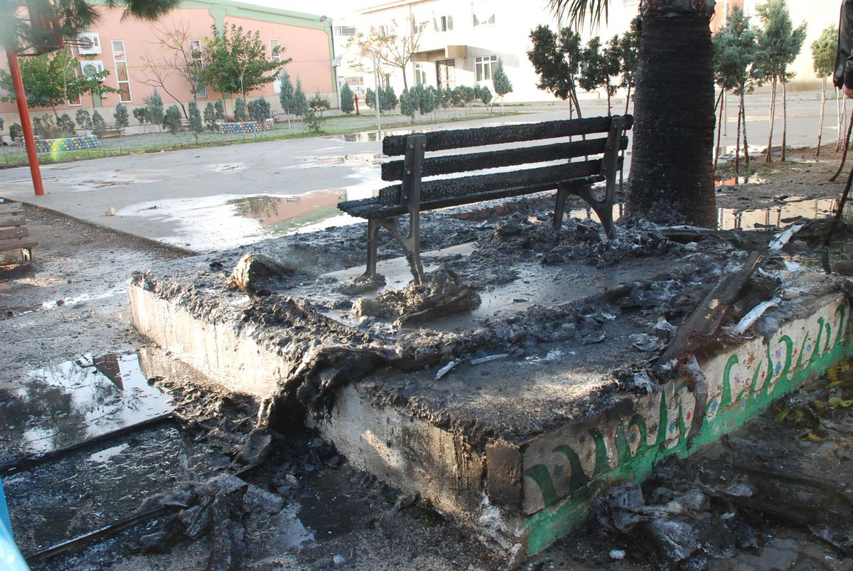 Didim\'de Okulun Nöbet Kulübesi Yakıldı
