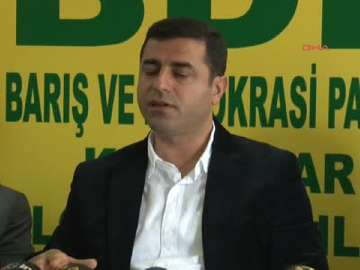 Diyarbakır ) Demirtaş: Kck Operasyonlarının Gizli Tutunakları Bize de Geliyor