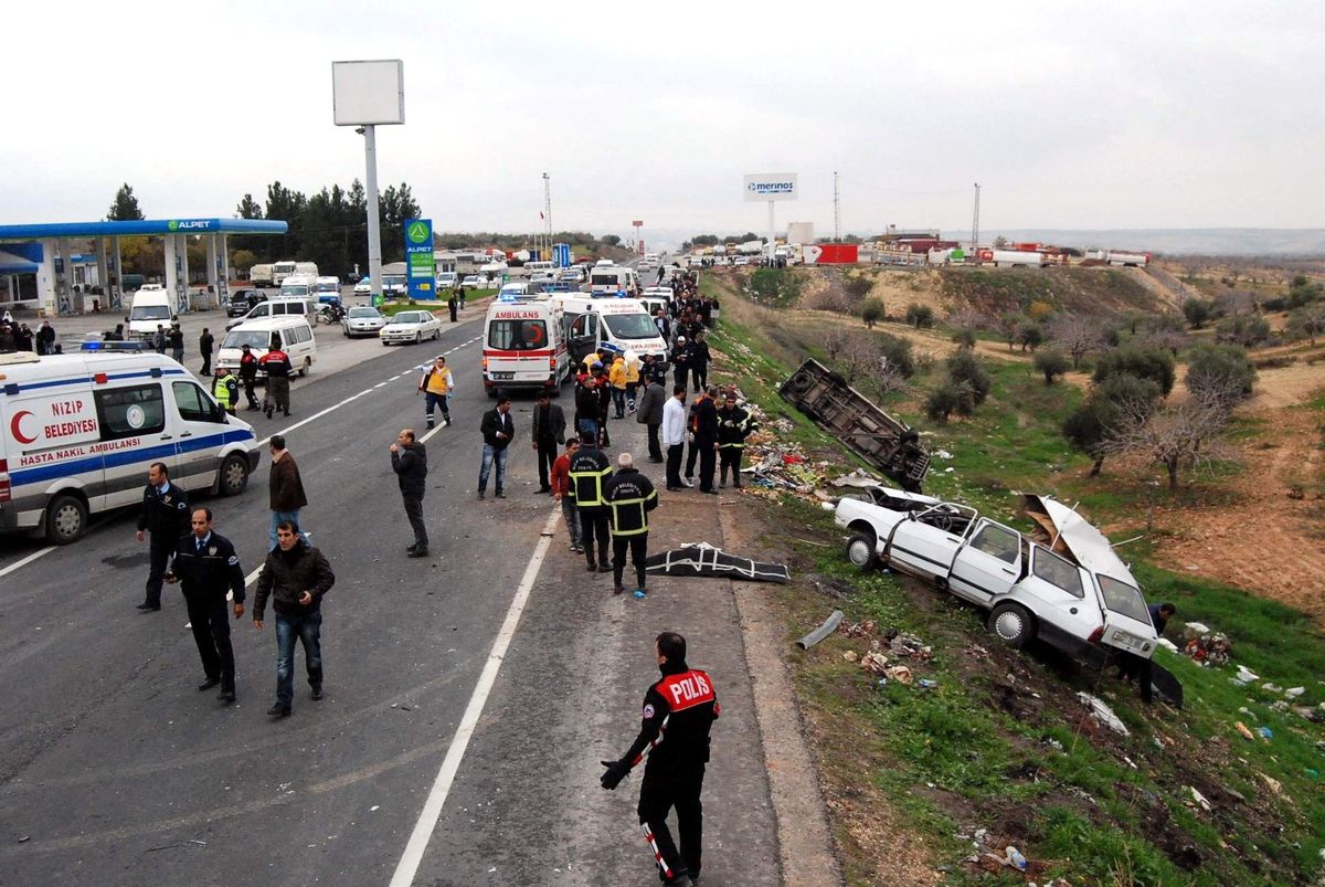 Gaziantep\'in Nizip İlçesinde, Yolcu Minibüsüyle Otomobilin Çarpışması Sonucu, İlk Belirlemelere...