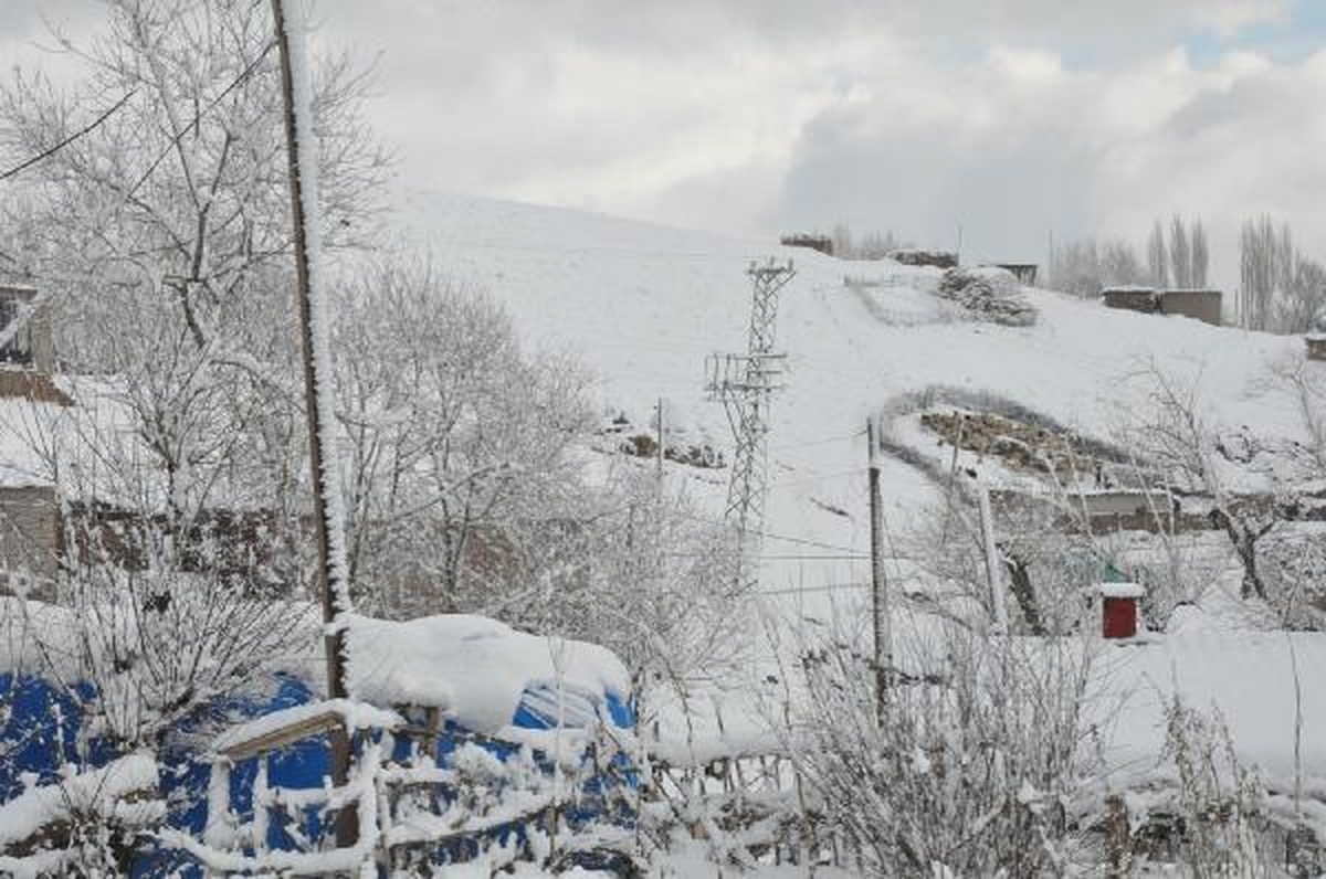 Hakkari\'de Kapanan Köy Yolları Açılıyor