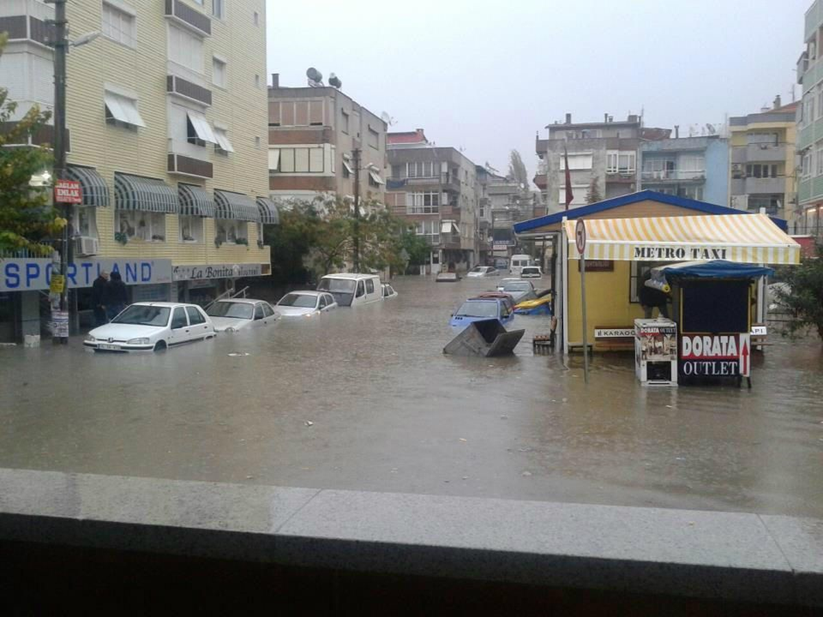 İzmir\'de Sağanak Yağış