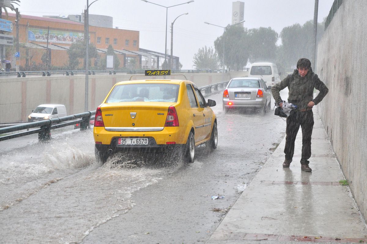 İzmir\'de Yağmur Etkisini Artırdı