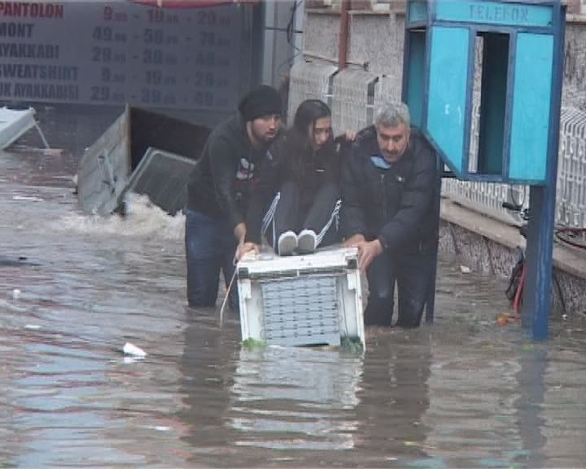 İzmir ) Gaziemir\'de Yollar Sular Altında Kaldı