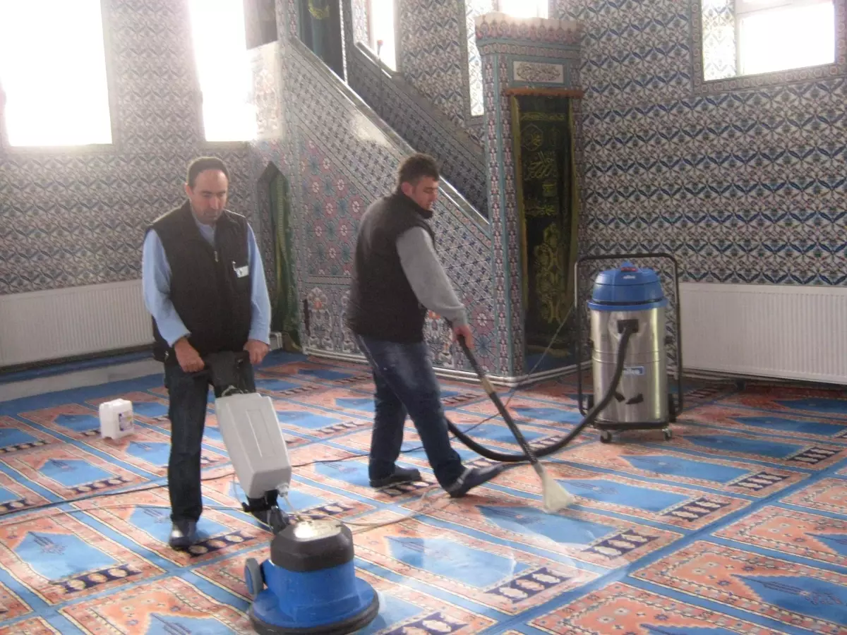 İzmit\'te Camiler Temizleniyor