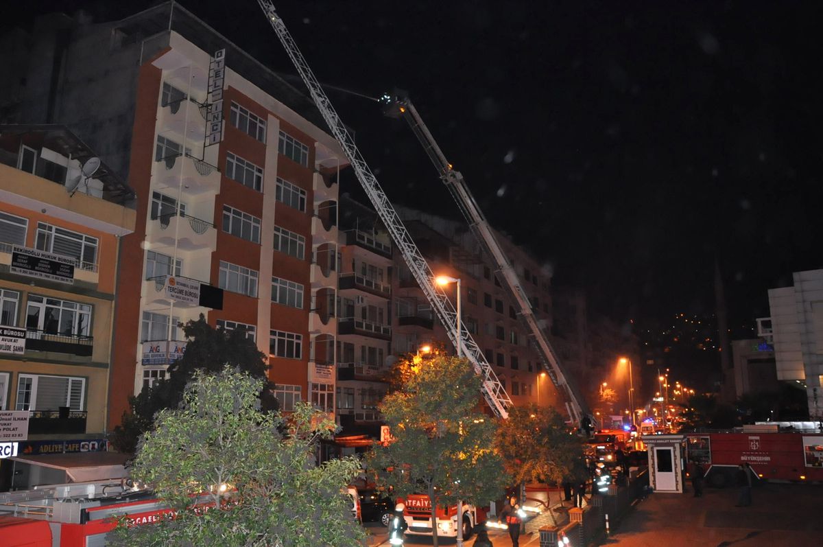 Otelde Yangın: 2 Kişi Dumandan Etkilendi