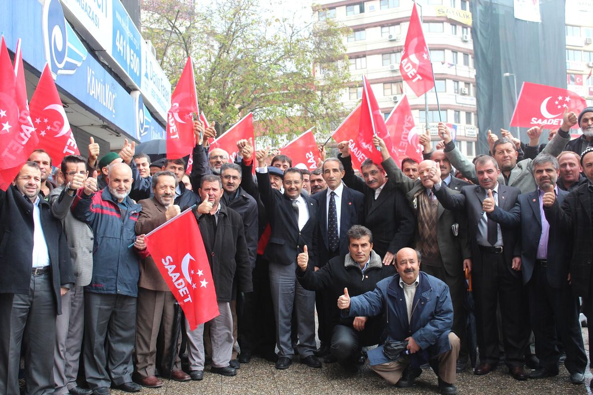Saadet Köylü ile Kucaklaşıyor