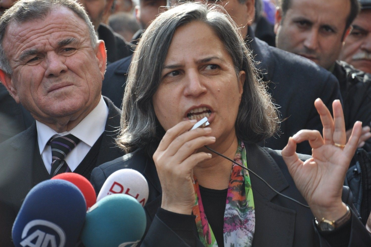 Siirt ) Kışanak: AK Parti ya Faşist Olacak, ya da Müslüman