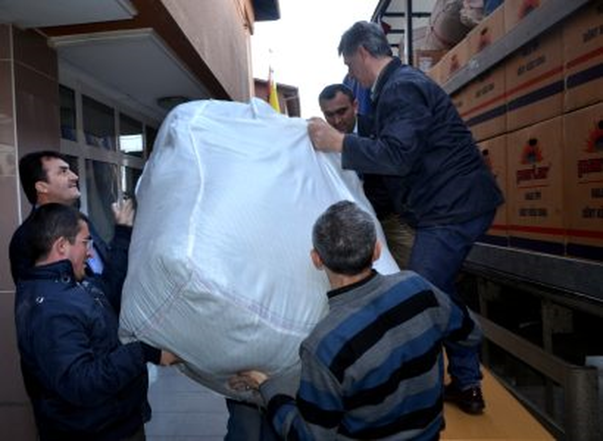 Suriyeli Sığınmacılara 2 Tır Dolusu Yardım