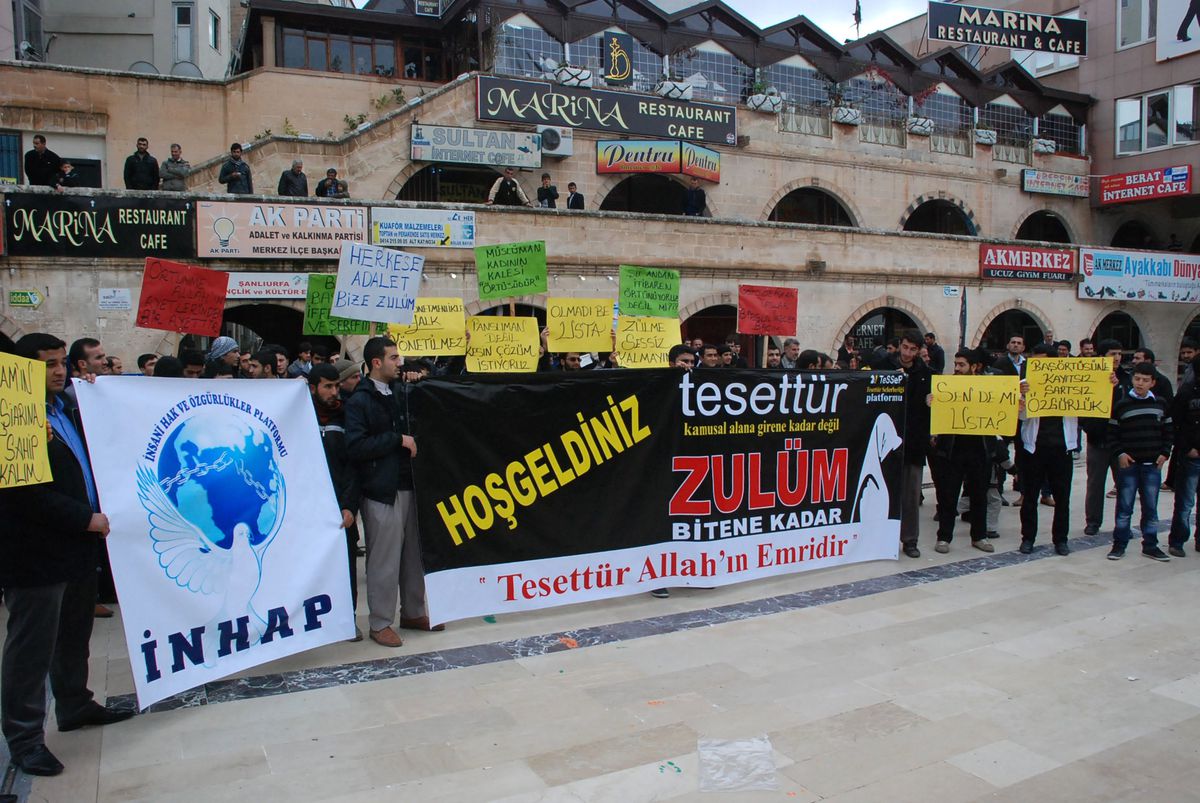 Tessef\'ten "Başörtüsü" Protestosu